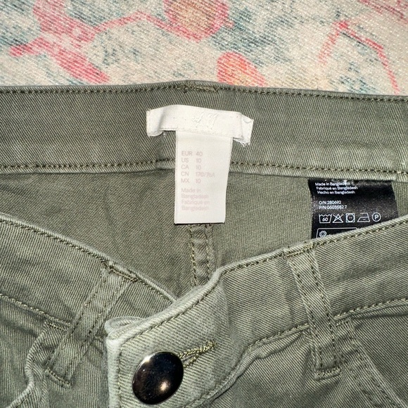 H&M women’s Olive Green Women's Shorts - Picture 3 of 3